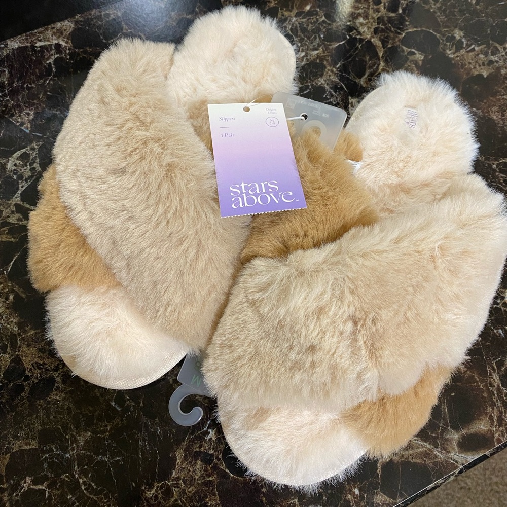 NWT stars above Paris crossband fur slides
